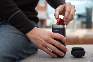 Φορητός αντάπτορας κάψουλας σε μαύρο για Nespresso OriginalLine συνδεδεμένος με Nanopresso, από Senaste nytt και Barista Espresso.